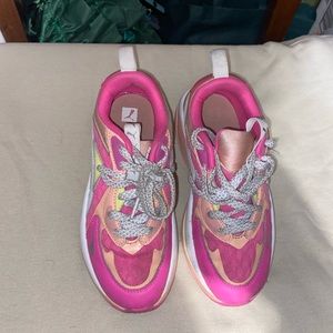 Girls Puma sneakers size 3 worn but in good shape
